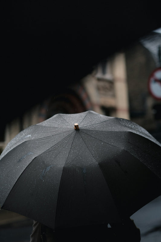 Parapluie noir sous la pluie