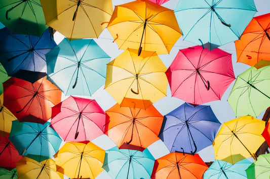 Parapluies colorés suspendus