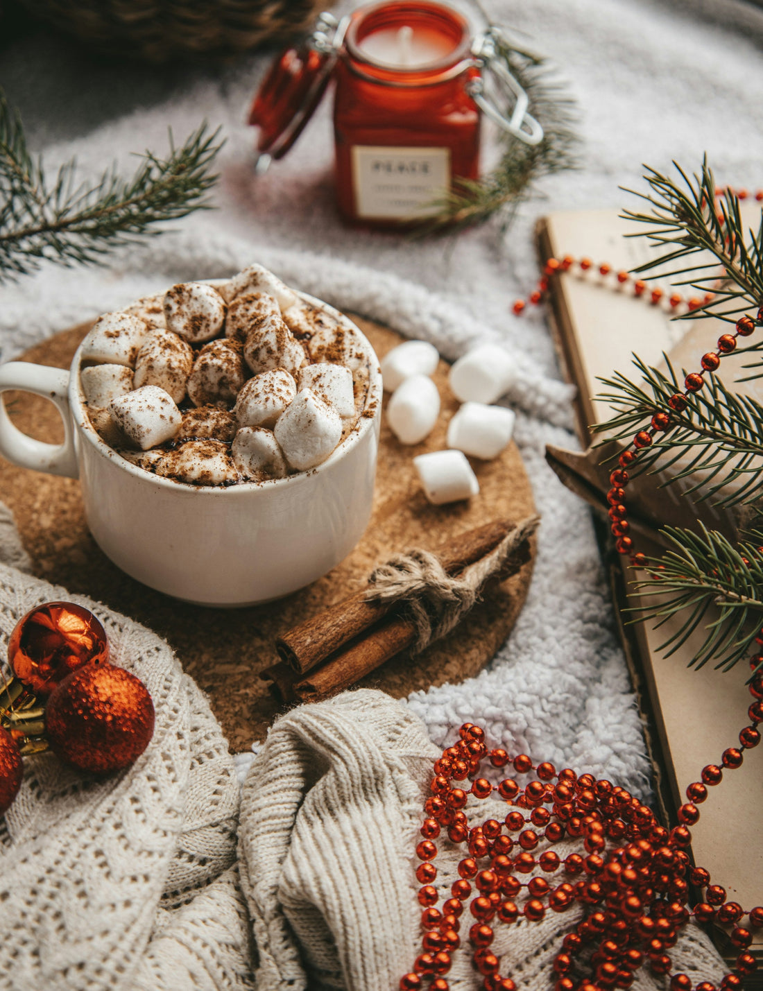 Chocolat chaud aux guimauves sur un plaid en laine