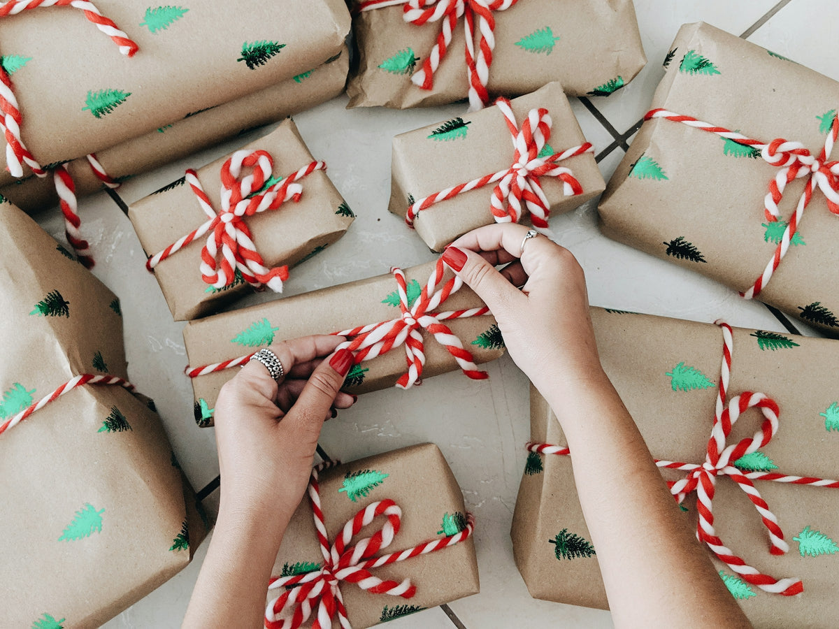Emballage de cadeaux en papier kraft et ruban rouge et blanc