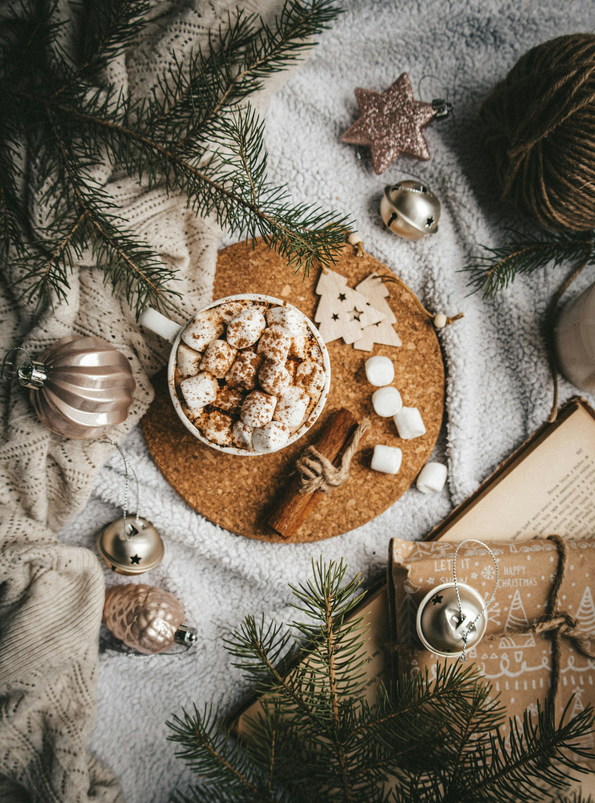 Chocolat chaud et décorations de Noël sur un plaid