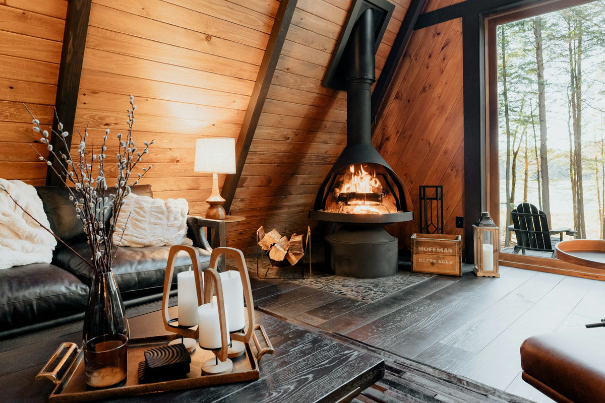 Chalet en bois avec poêle à bois allumé